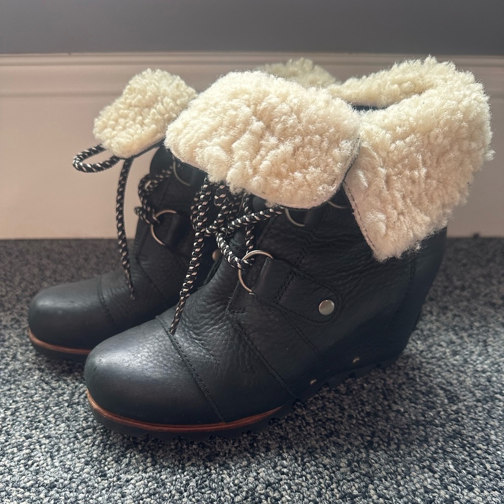 Sorel Joan of Arc Wedge Boots with Shearling Trim size 6